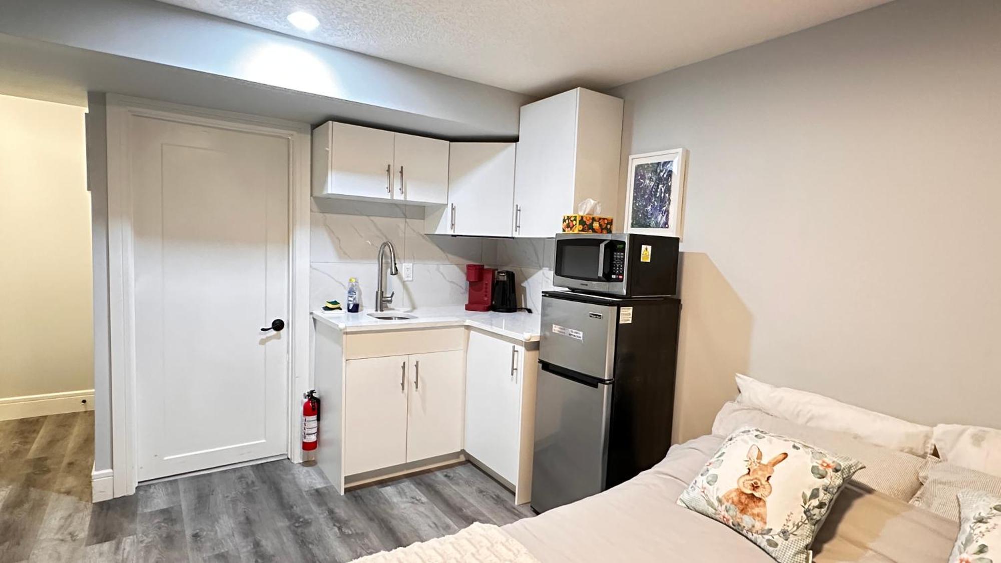 Cozy Basement Suite-溫馨小屋 Designated Parking Κάλγκαρι Εξωτερικό φωτογραφία